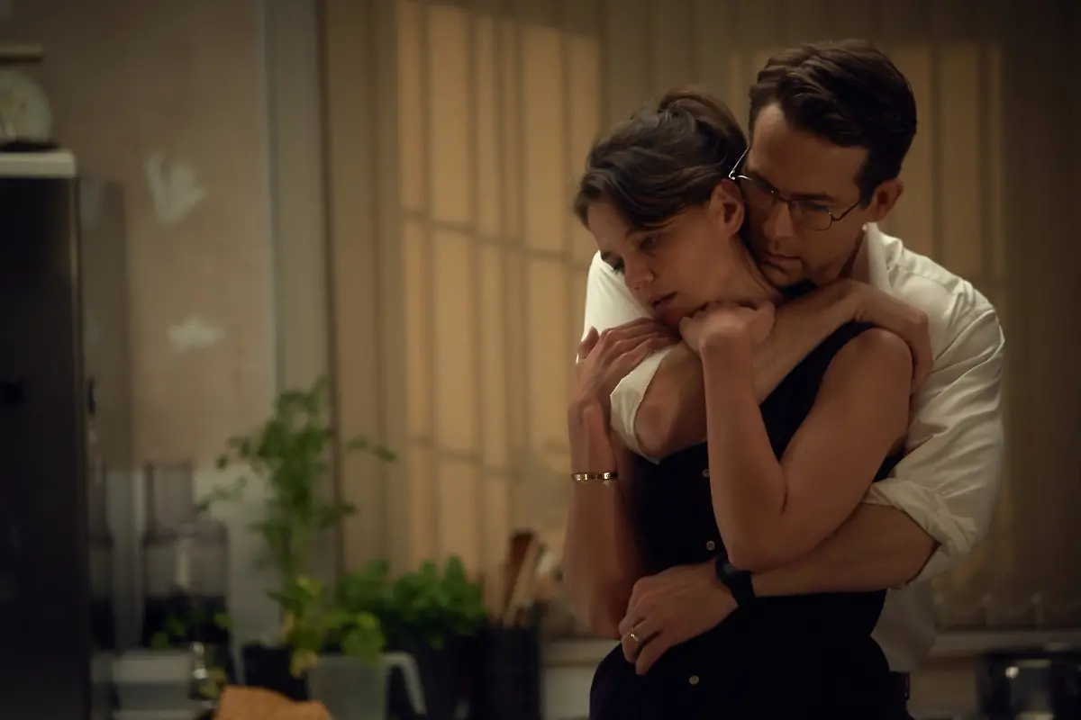 03-Pam-steht-hinter-ihrem-Mann