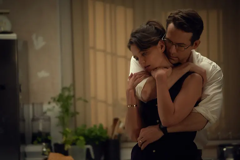 03-Pam-steht-hinter-ihrem-Mann