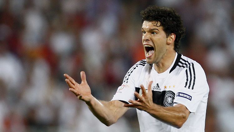 Michael Ballack fühlt sich vom Bundestrainer schlecht behandelt.