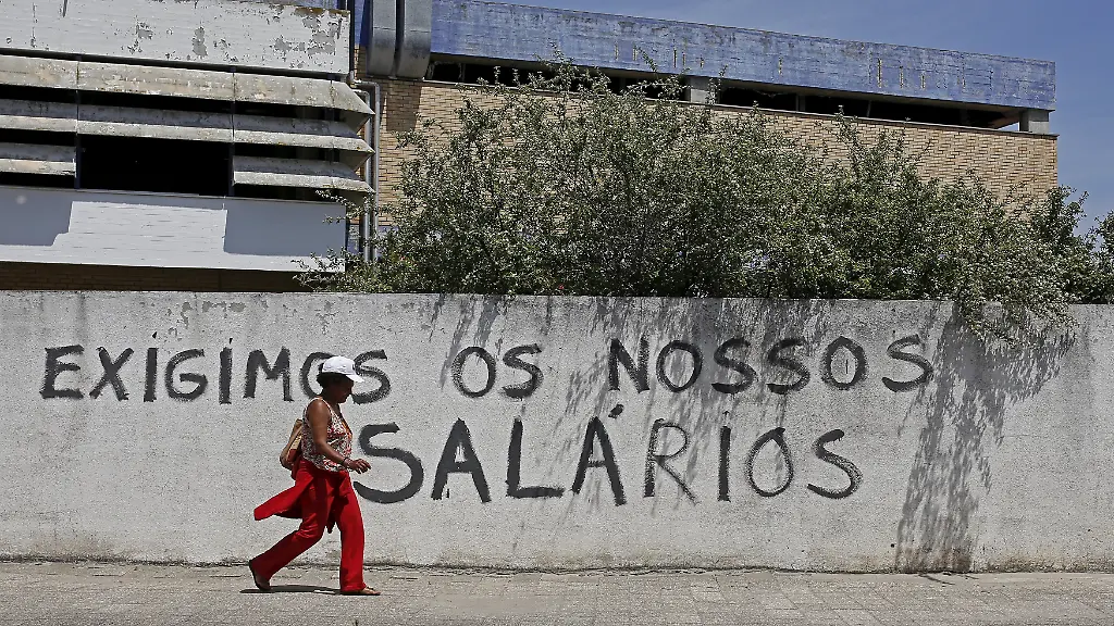 2015-05-21T063206Z-1117343607-GF10000092936-RTRMADP-3-PORTUGAL-UNEMPLOYMENT-JPG3337145124838254419