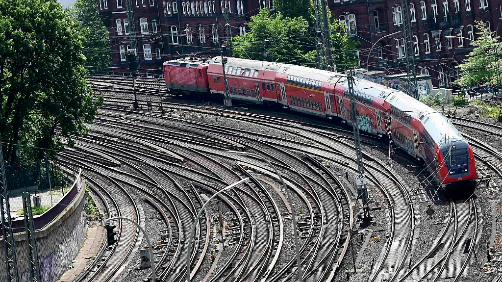 2015-05-20T114951Z-103855713-LR2EB5K0WUSTE-RTRMADP-3-GERMANY-TRAIN-STRIKE-JPG8409454524782269891