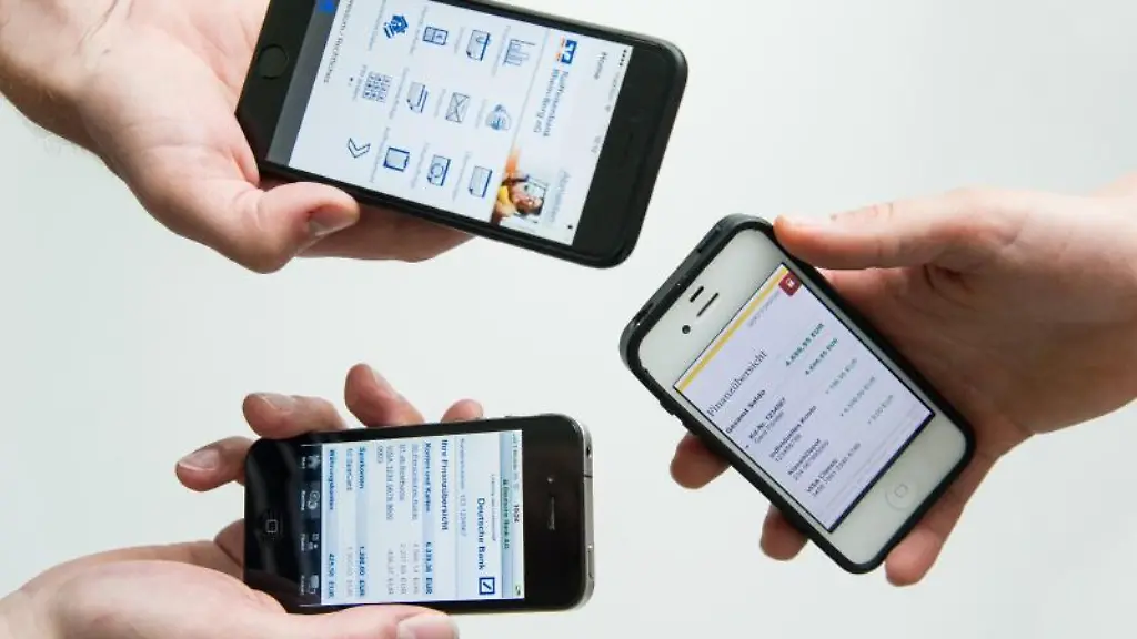 Smartphone-raus-und-mal-eben-Geld-ueberweisen-Banking-Apps-machen-das-moeglich-Nach-Ansicht-der-Stiftung-Warentest-sind-viele-Programme-generell-geeignet-haben-aber-oft-noch-ein-paar-Schwaechen