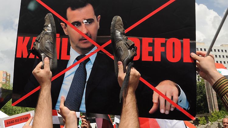 In Ankara demonstrieren Türken und Syrer gegen Präsident Assad.