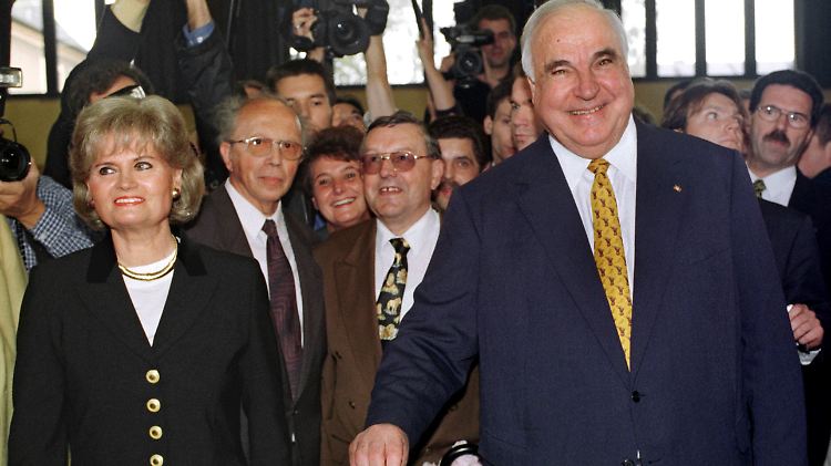 Bundeskanzler Helmut Kohl geht  mit seiner Frau Hannelore 1998 zur Bundestagswahl in seinem Heimatort Oggersheim.