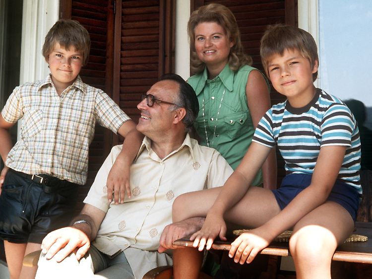 1975: Helmut Kohl, damals CDU-Vorsitzender und Ministerpräsident von Rheinland-Pfalz, macht mit seiner Ehefrau Hannelore und seinen Söhnen Peter (r) und Walter (l) Urlaub im österreichischen St. Gilgen.