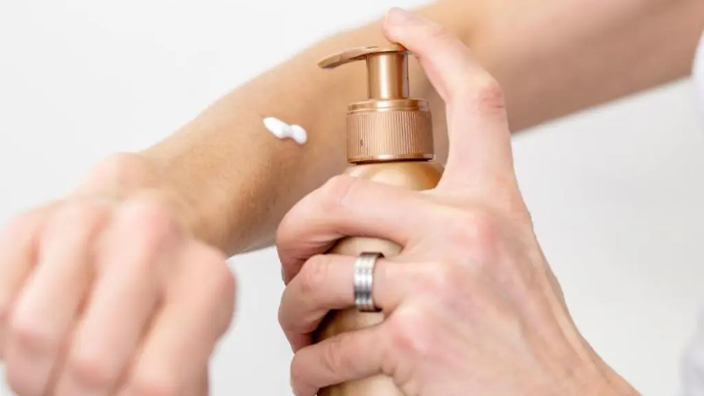 Bevor-der-Selbstbraeuner-auf-die-Haut-kommt-sollte-man-duschen-und-ein-Peeling-benutzen