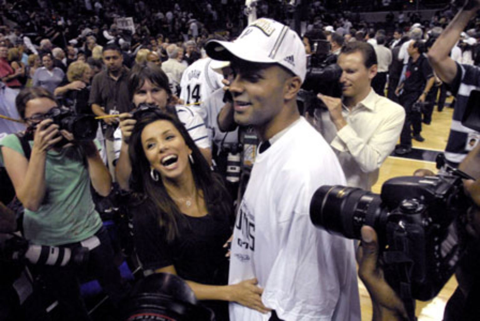 Da lachen sie: Eva Longoria und ihr Zukünftiger, der Basketballer Tony Parker, in Feierlaune! Parker und sein Team, die San Antonio Spurs, haben gerade im NBA Finale 83:82 gegen die Cleveland Cavaliers gesiegt.