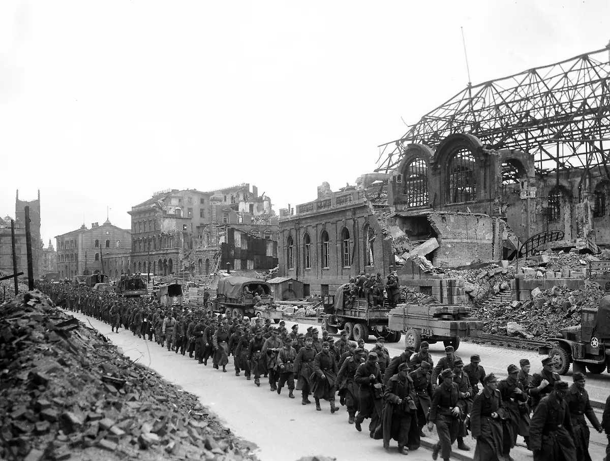 Muenchen-Gefangene-Soldaten-1945