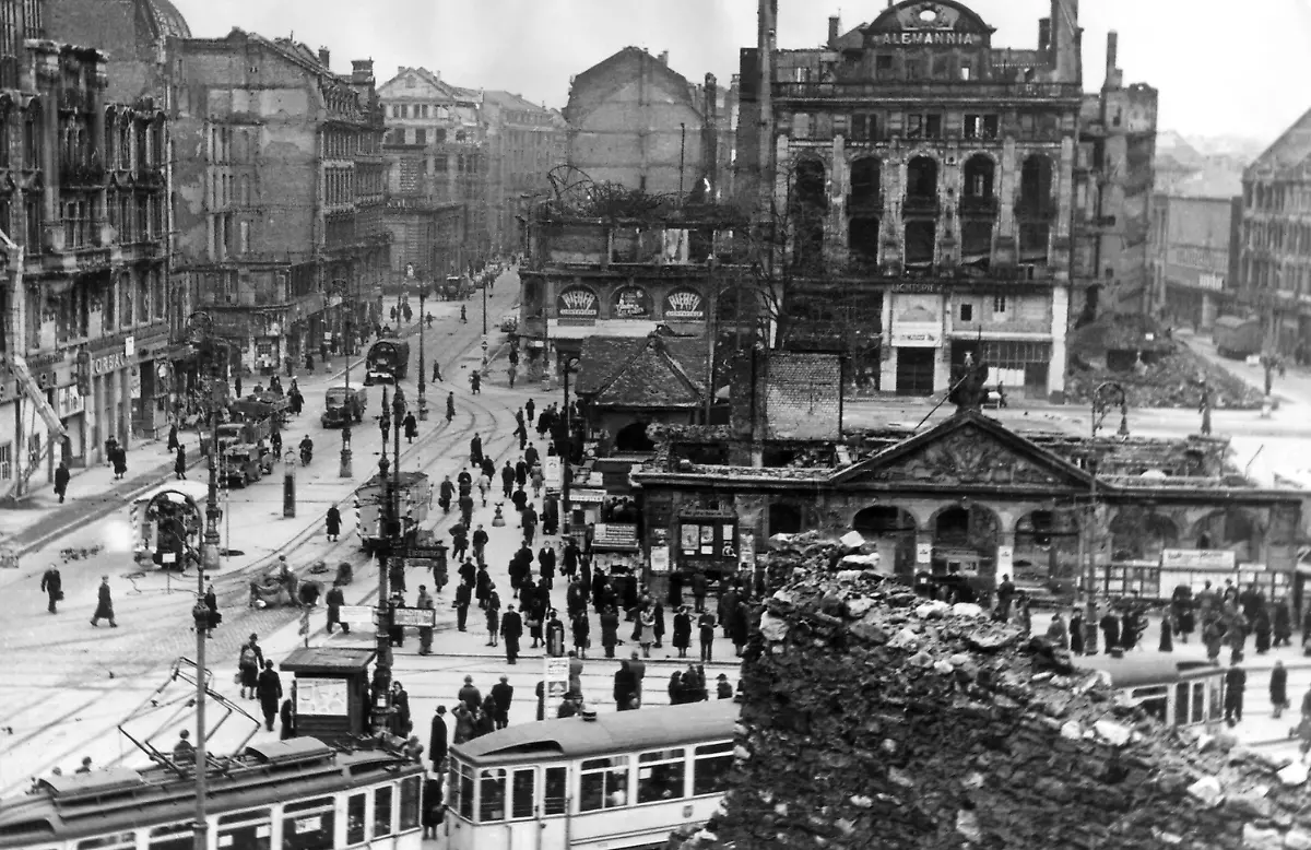 Frankfurt-a-M-Frankfurt-s-Hauptwache-Square-September-1945