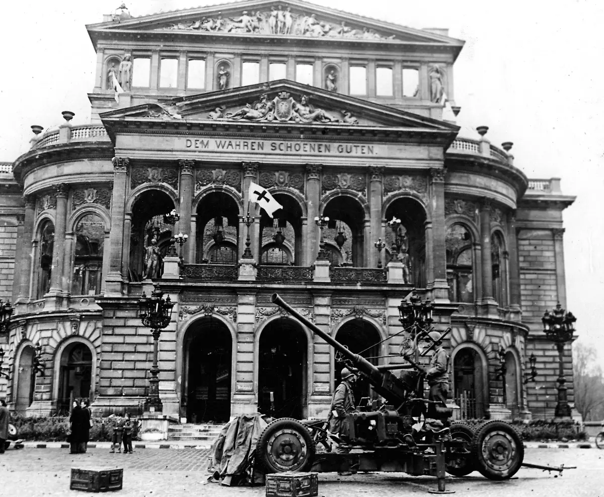 Frankfurt-a-M-Alte-Oper-US-Flak-30-3-1945