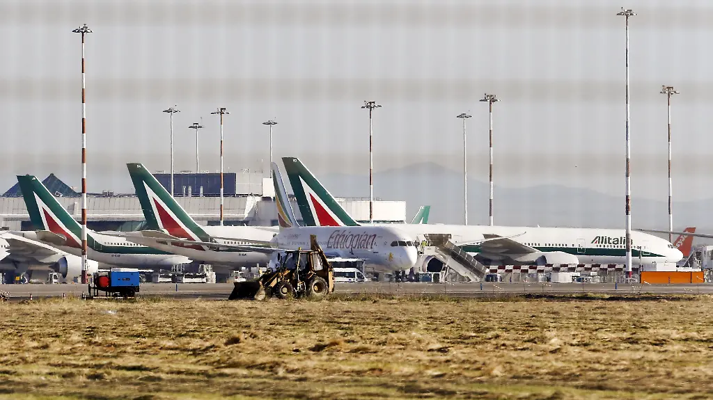 2015-05-07T074006Z-494467638-GF10000086672-RTRMADP-3-ITALY-AIRPORT-ROME-JPG971538065115349622