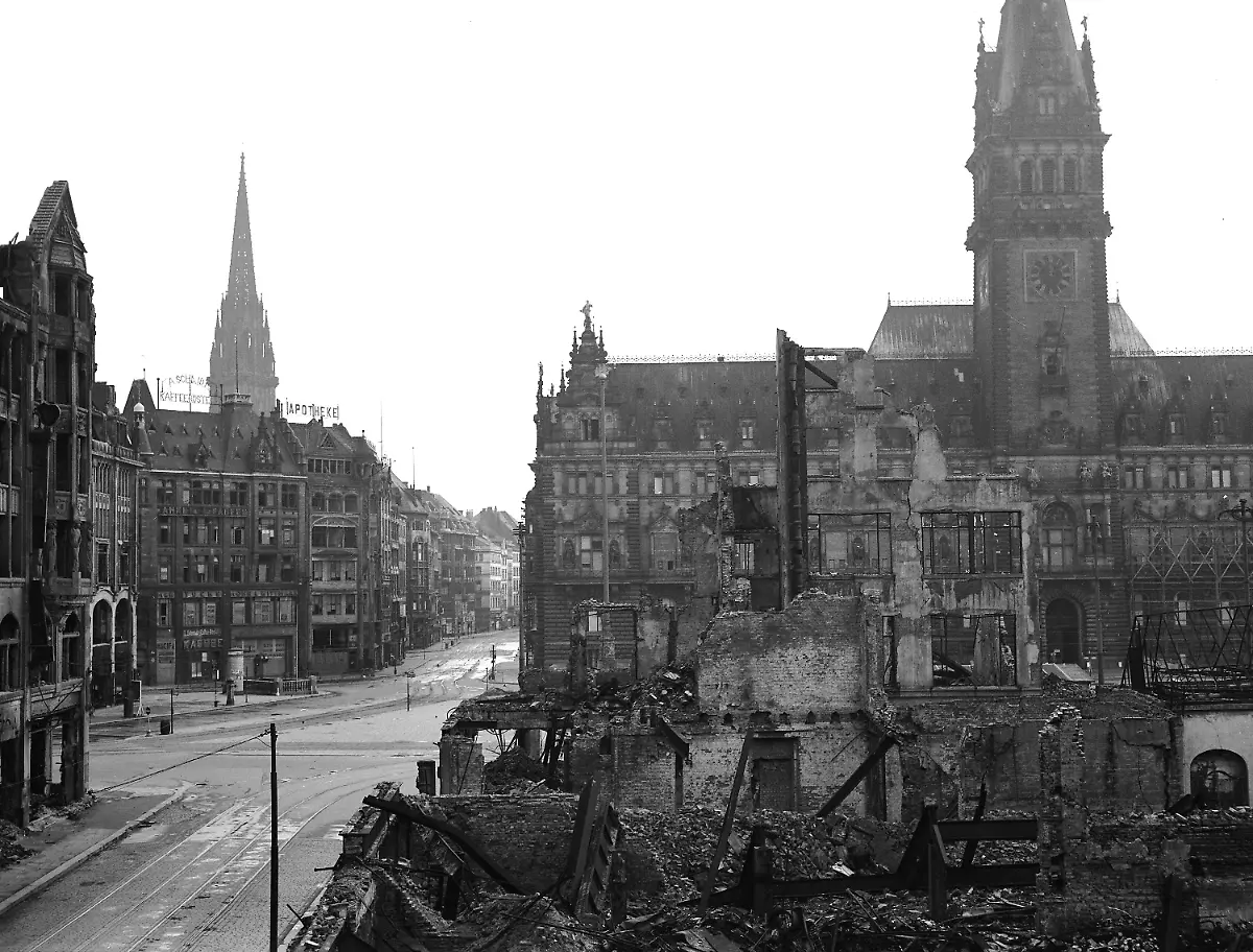 Hamburg-Rathaus-4-Mai-1945