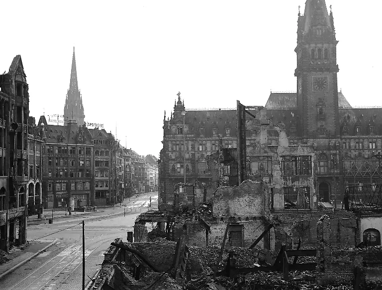 Hamburg-Rathaus-4-Mai-1945