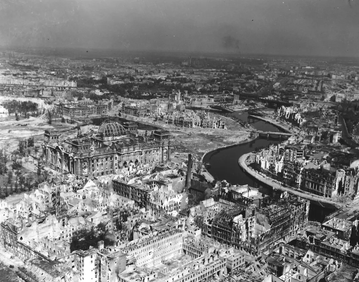 Berlin-10-Juli-1945-Reichstag-Lehrter-Bahnhof