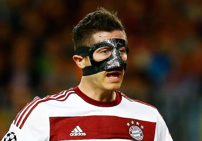 2015-05-06T201207Z-73944727-MT1ACI13727369-RTRMADP-3-FOOTBALL-JPG7362449841517821144