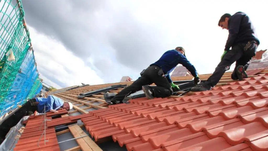 Im-letzten-Lehrjahr-der-Ausbildung-zum-Dachdecker-ist-eine-Spezialisierung-auf-Reetdaecher-moeglich-Diese-besondere-Handwerkskunst-beherrscht-etwa-Mathias-Hahn