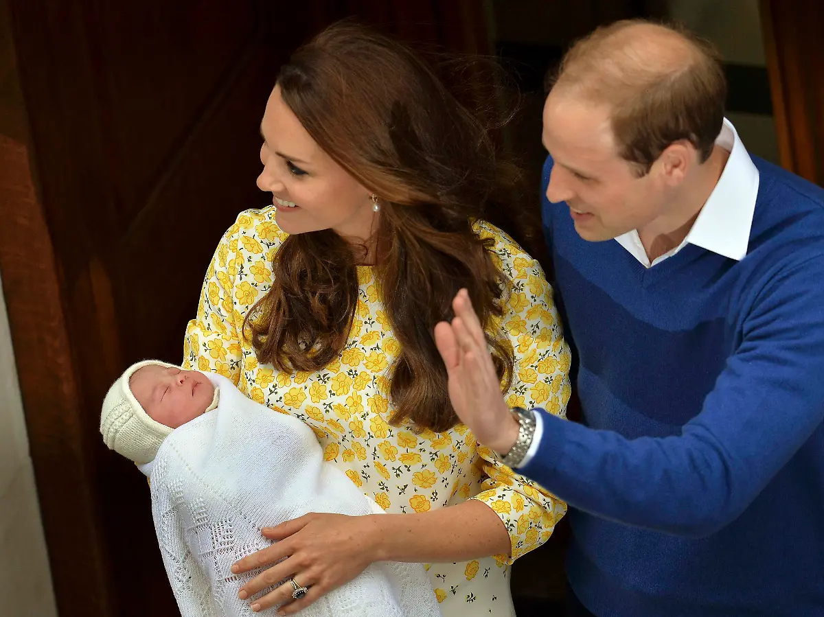 2015-05-02T183003Z-959117657-LR2EB521FDRVO-RTRMADP-3-BRITAIN-ROYALS-KATE-JPG3990239378634139627