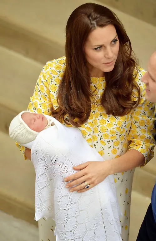 2015-05-02T182301Z-1357465281-LR2EB521F22VE-RTRMADP-3-BRITAIN-ROYALS-KATE-JPG7660403493289661741