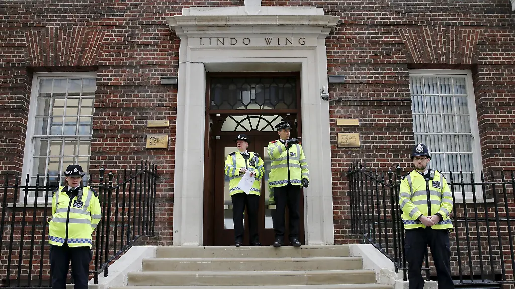 2015-05-02T064716Z-486021240-GF10000081028-RTRMADP-3-BRITAIN-ROYALS-KATE-JPG647621151429116000