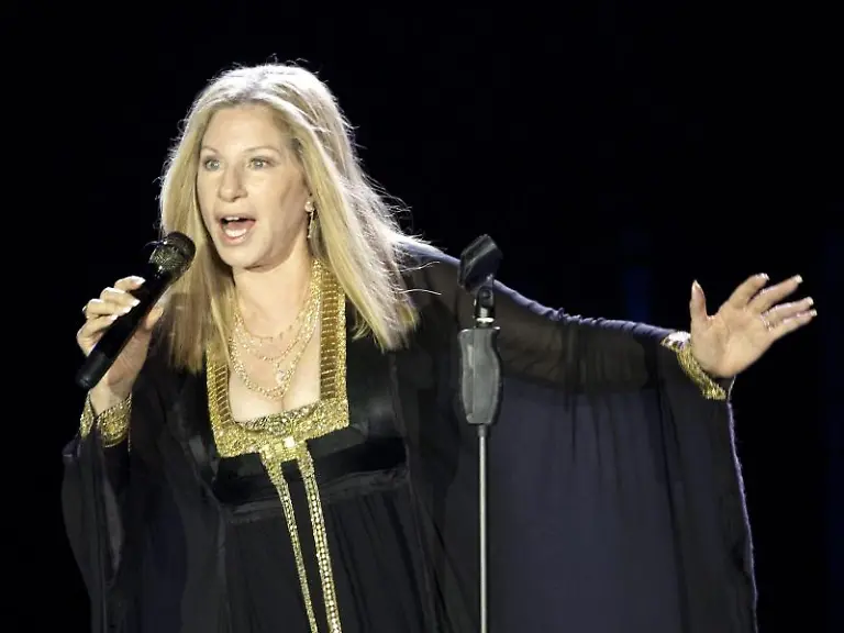 Wegen-des-Bisses-ihres-Huendchens-fuehlt-sich-Barbra-Streisand-ganz-fuerchterlich
