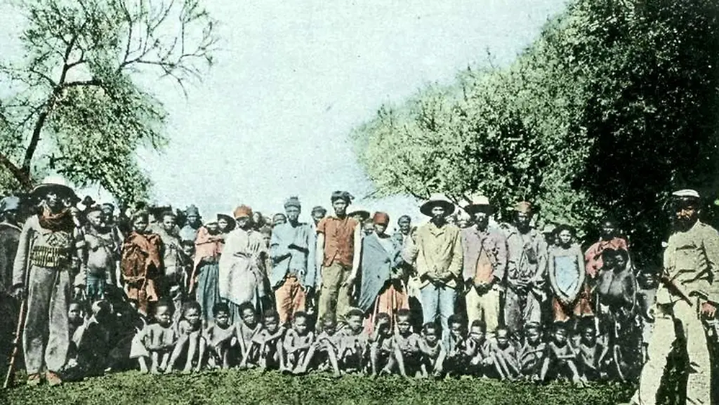 Bundesarchiv-Bild-146-2003-0005-Deutsch-Suedwest-Afrika-Kriegsgefangene-Herero-1