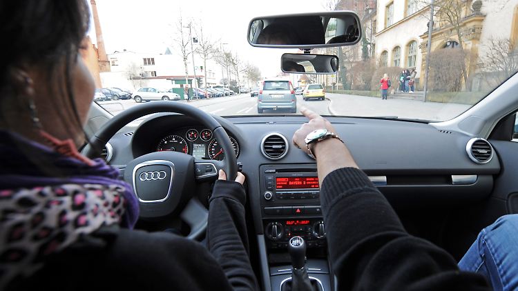 Mit "Feedbackfahrten" sollen Führerschein-Neulinge laut der Beschlussvorlage der Verkehrsminister die Probezeit verkürzen können.