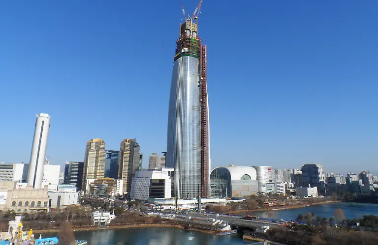 Lotte-World-Tower-under-construction-on-January-2015