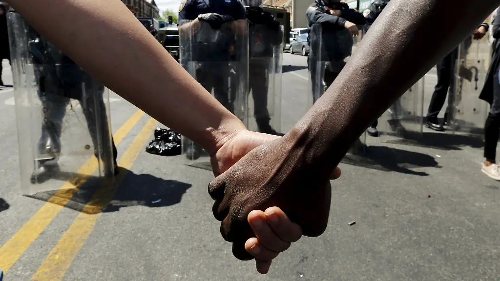 2015-04-28T182418Z-224601075-GF10000076407-RTRMADP-3-USA-POLICE-BALTIMORE-JPG2969052899919674317