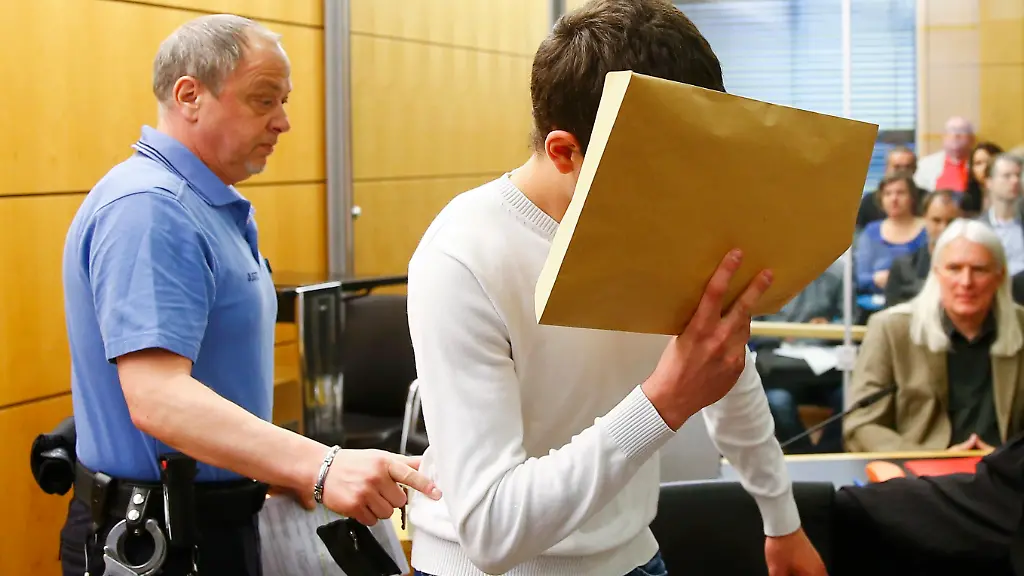 2015-04-24T080314Z-1505792236-LR2EB4O0MD3PC-RTRMADP-3-GERMANY-CRIME-JPG555718097860795764