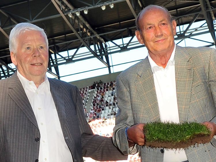 Die Fußballaltstars Helmut Haller, links, und Uli Biesinger pflanzen in der Arena in Augsburg 2009 ein Stück Rasen aus dem Rosenaustadion.