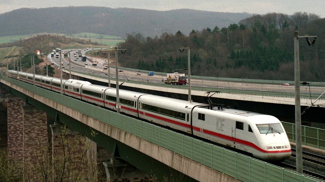 Es ist günstiger, mit dem Auto als mit der Bahn zu fahren.