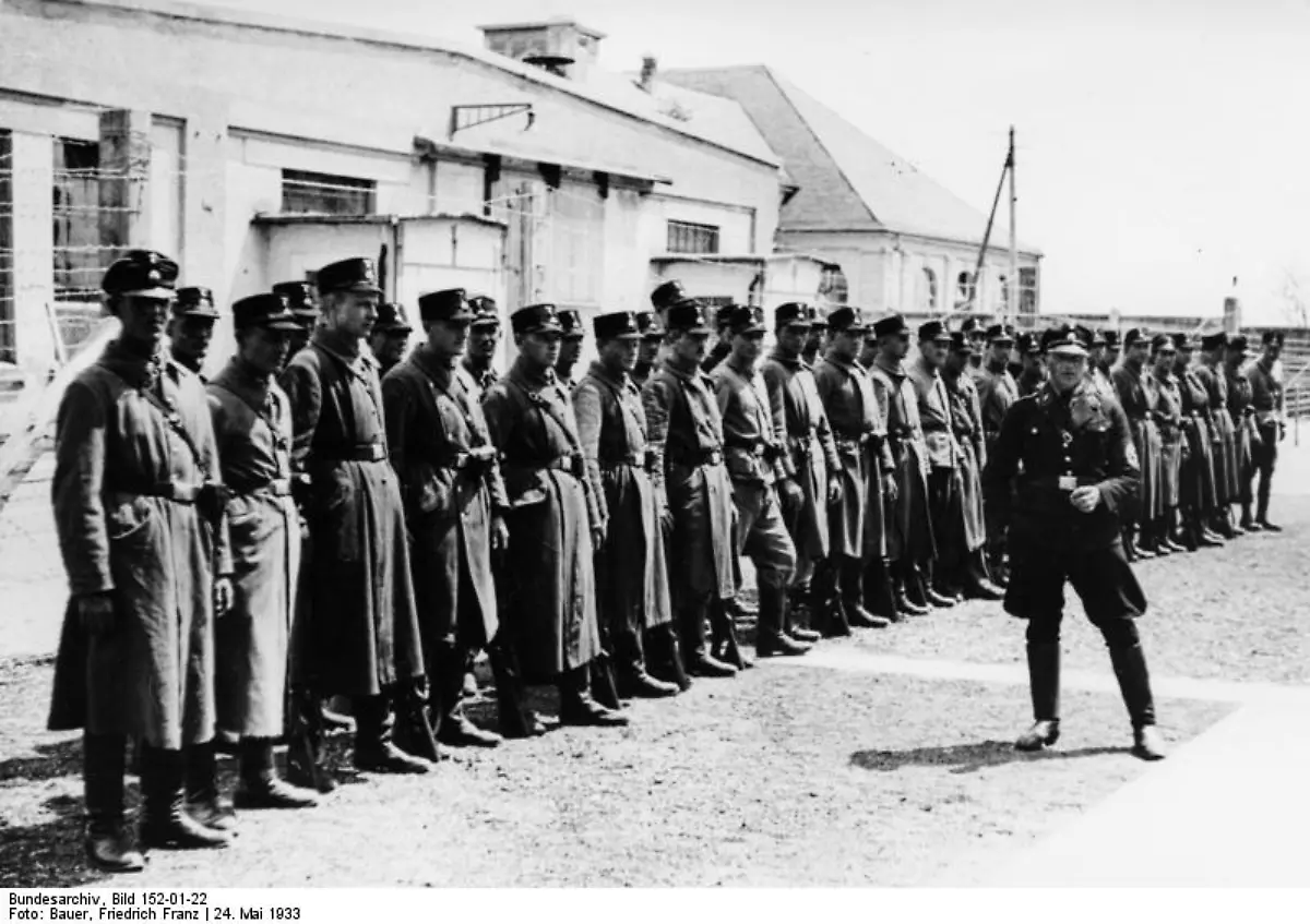Bundesarchiv-Bild-152-01-22-Dachau-Konzentrationslager-CC-BY-SA-3-0-de