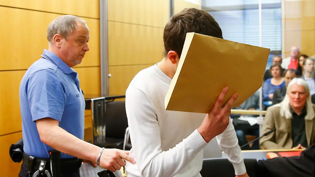 2015-04-24T080314Z-1505792236-LR2EB4O0MD3PC-RTRMADP-3-GERMANY-CRIME-JPG9098237787474797098