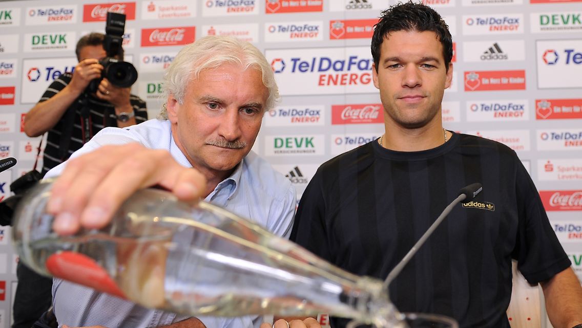 Darauf erst einmal ein Mineralwasser: Rudi Völler setzt darauf, dass Michael Ballack sich wieder mit Bundestrainer Joachim Löw verträgt.