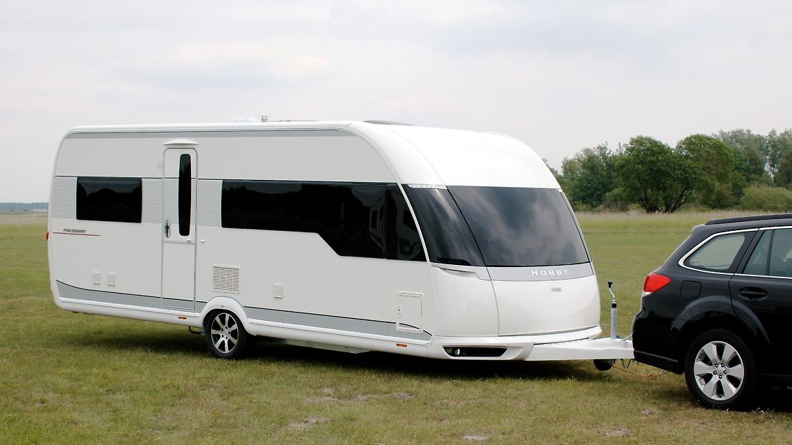 Mit dem Erscheinungsbild herkömmlicher Wohnwagen hat der 18.170 Euro teure Premium nichts mehr zu tun.