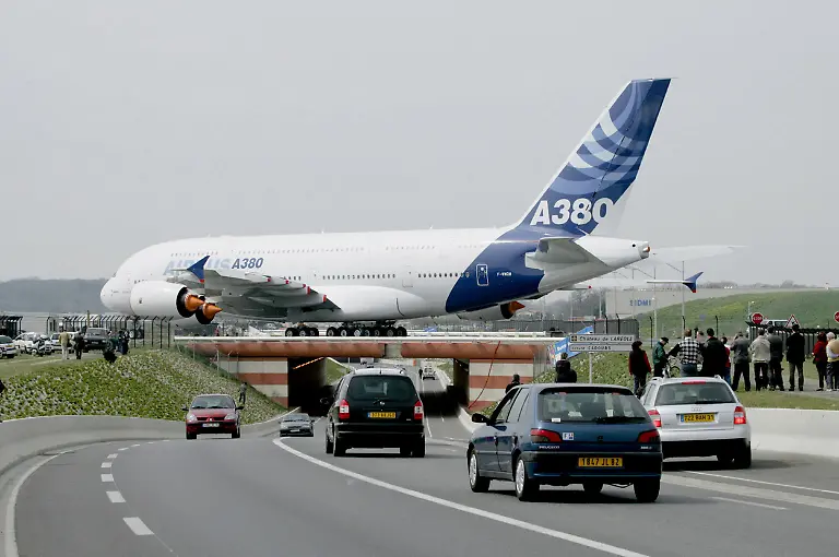 A380-54-Erstflug-Abmessungen-Vergleich-mit-Autos