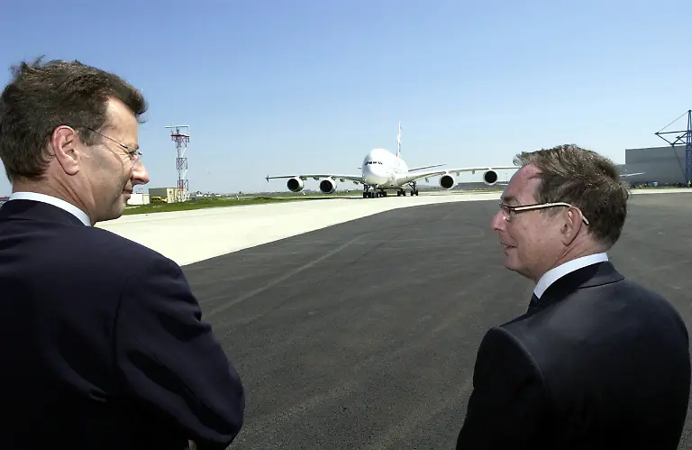 A380-48-Erstflug-8-CEO-Noel-Forgeard-and-Airbus-A380-project-manager-Charles-Champion