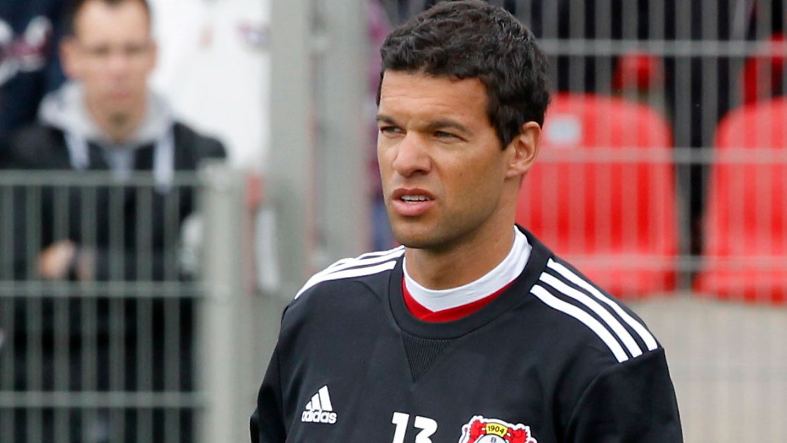 Er hat mich motiviert und aufgefordert, nicht hinzuschmeißen." Sagt Michael Ballack über Joachim Löw.