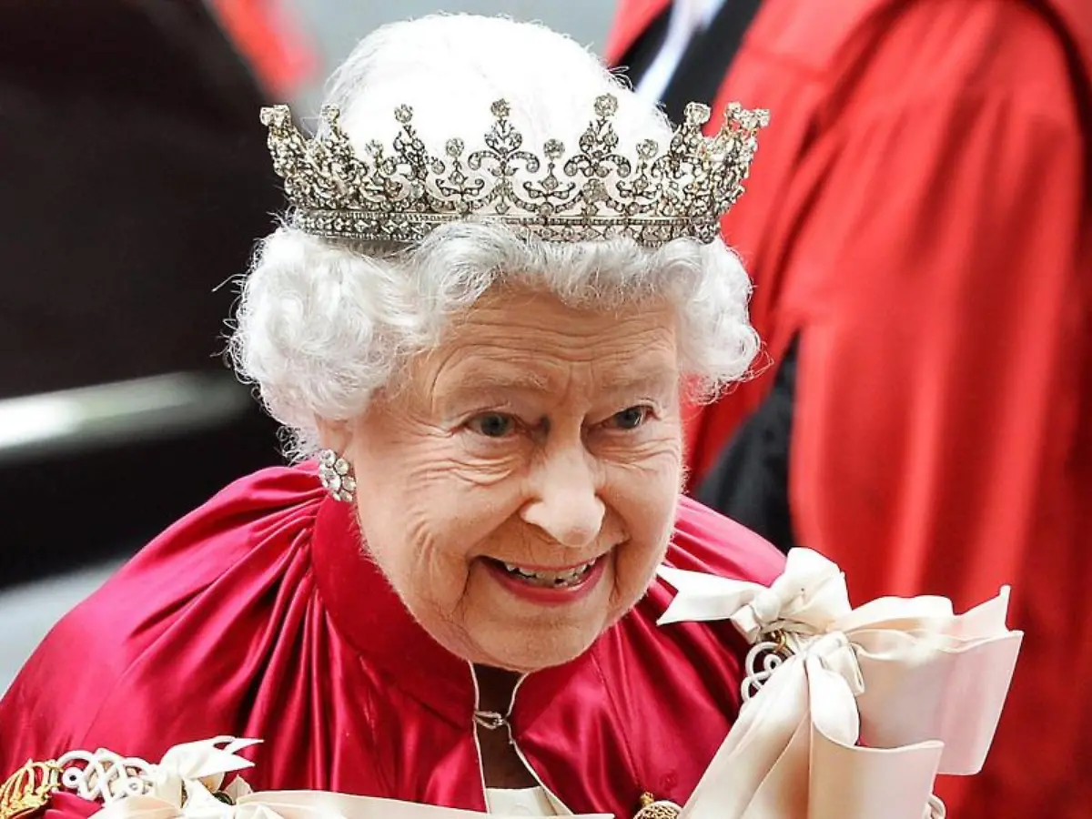 Salutschuesse-fuer-Queen-Elizabeth-II-zum-Geburtstag