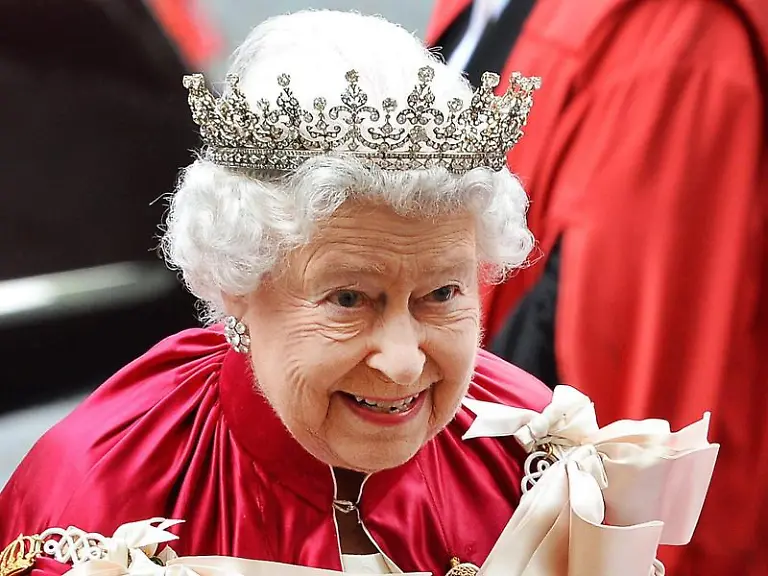 Salutschuesse-fuer-Queen-Elizabeth-II-zum-Geburtstag