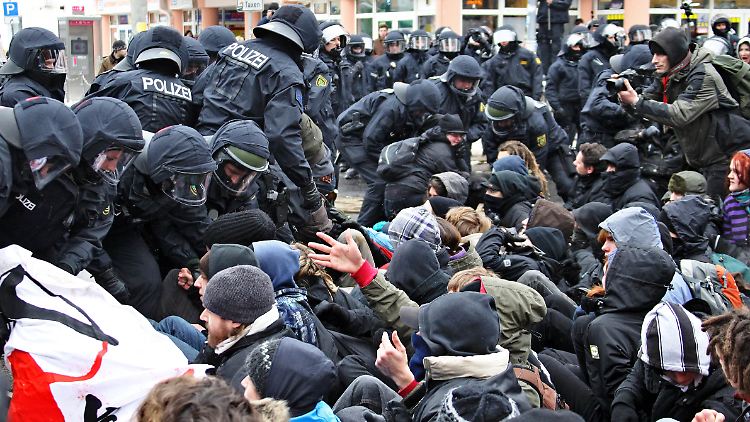 Abgehört: Demonstranten bei einer Sitzblockade im Februar in Dresden.
