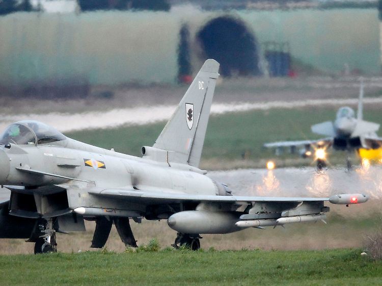 Britische Eurofighter beim Start in Italien: Das Bündnis muss zwei Fehlschläge innerhalb einer Woche einräumen.