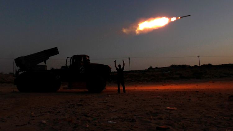 Aufständische feuern bei Misrata mit Grad-Raketen auf die Truppen des Regimes.