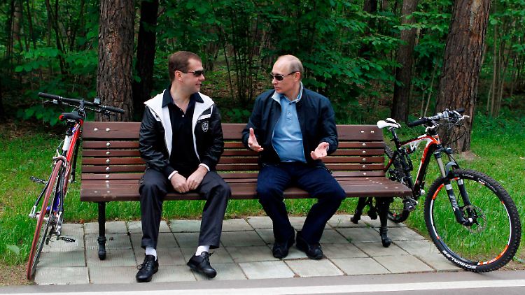Ein Bild vollkommener Harmonie: Medwedew und Putin radeln nicht gegeneinander.