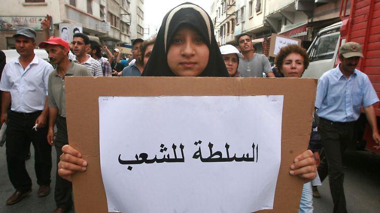"Die Macht dem Volke", fordert diese Frau im Demonstrationszug in Casablanca.