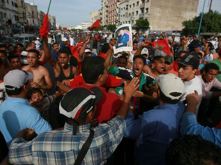 Anhänger des Monarchen versuchen in Casablanca, protestierende Jugendliche zu blockieren.