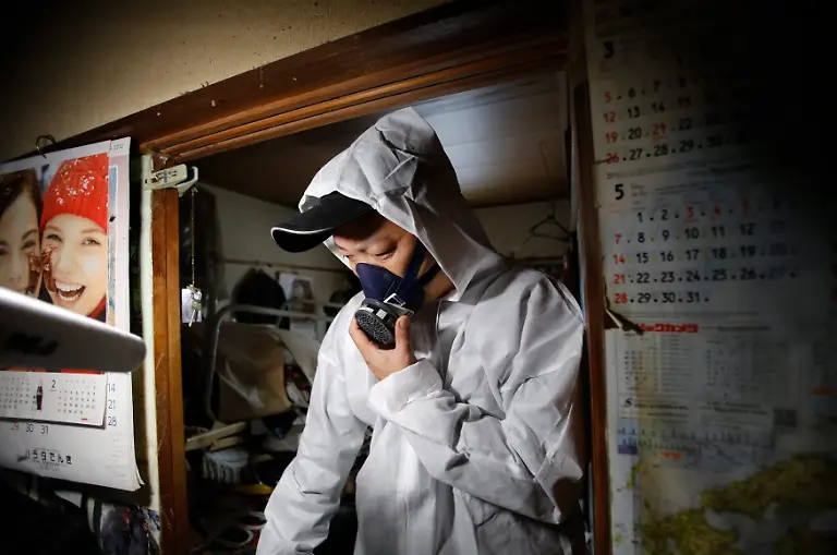 2015-04-01T065119Z-1644211455-LM2EB3V0RJ701-RTRMADP-3-JAPAN-LONELYDEATHS-WIDERIMAGE-JPG1266099473382612847