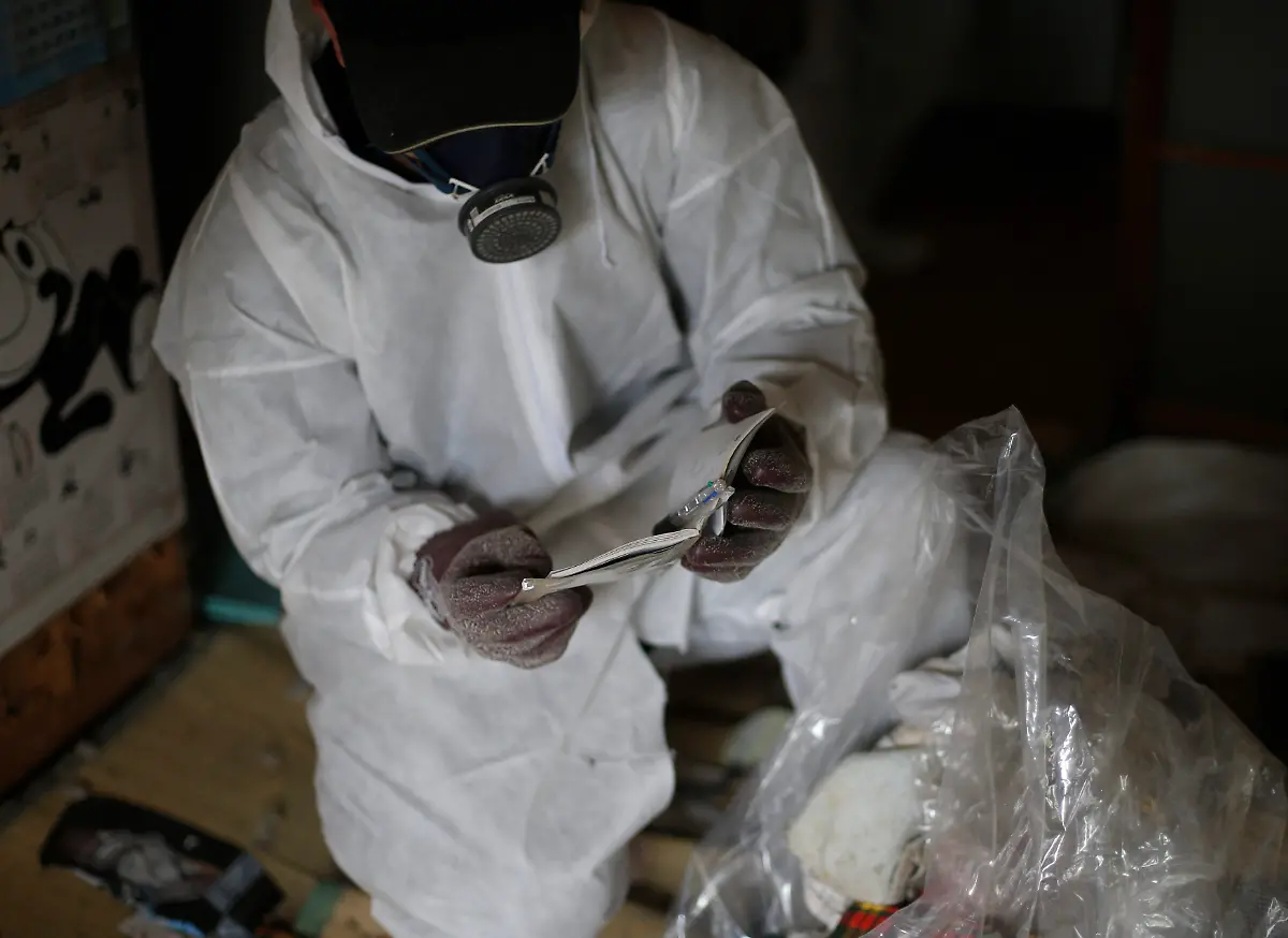 2015-04-01T070006Z-583663824-LM2EB3V0RK401-RTRMADP-3-JAPAN-LONELYDEATHS-WIDERIMAGE-JPG8303195471823936911