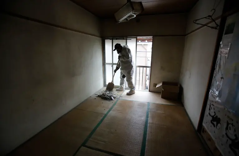 2015-04-01T070108Z-1572372821-LM2EB3V0RKA01-RTRMADP-3-JAPAN-LONELYDEATHS-WIDERIMAGE-JPG2101582962712135702