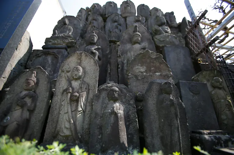 2015-04-01T070450Z-1469671193-LM2EB3V0RKX01-RTRMADP-3-JAPAN-LONELYDEATHS-WIDERIMAGE-JPG5616286787538218000